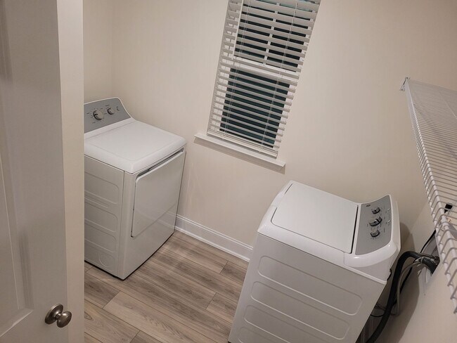 Building Photo - The Grove at Neill's Pointe