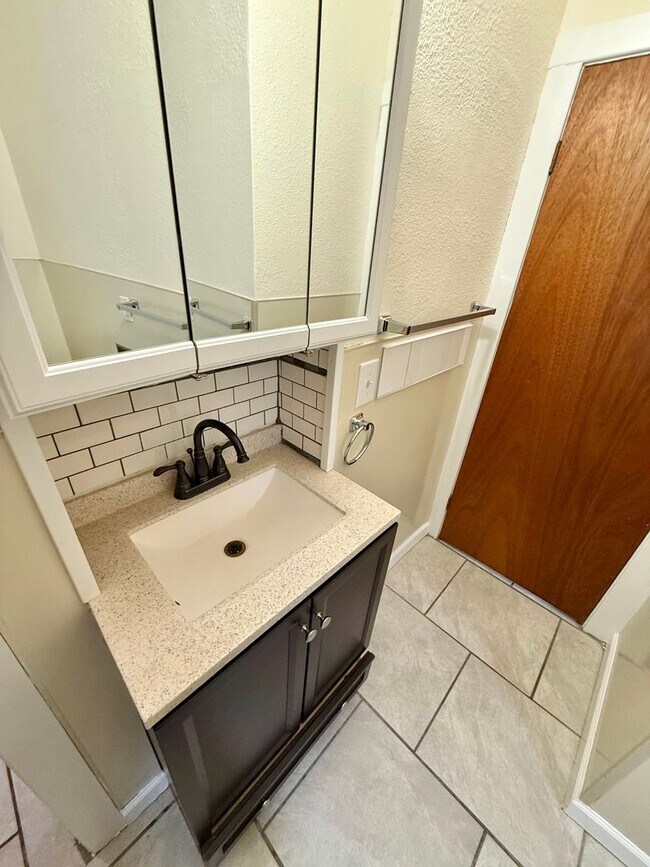 Building Photo - Charming 5-Bedroom Central District Home