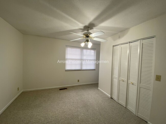 Building Photo - 2 Bedroom / 2.5 Bathroom / Amenities Include Pool & Tennis Courts / Assigned Parking / Minutes to...