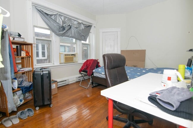 Building Photo - 2Br/1Bth, Right on Green Line E, walk to G...
