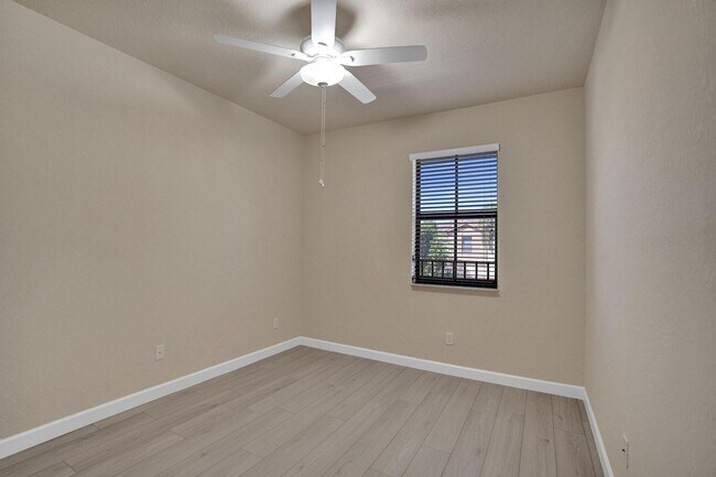 Building Photo - Gorgeous Townhome in Parkland