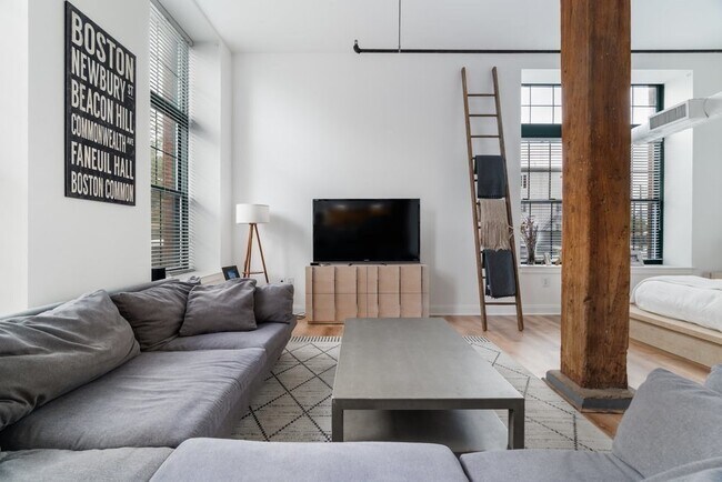 Building Photo - 881 E 1st St