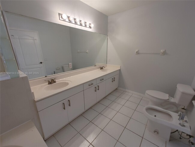 Building Photo - 1137 NW 128th Pl