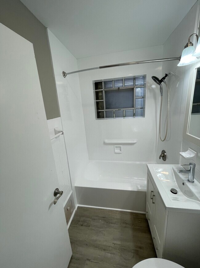 Master Bath view 2 - 1550 Oakwood Ave