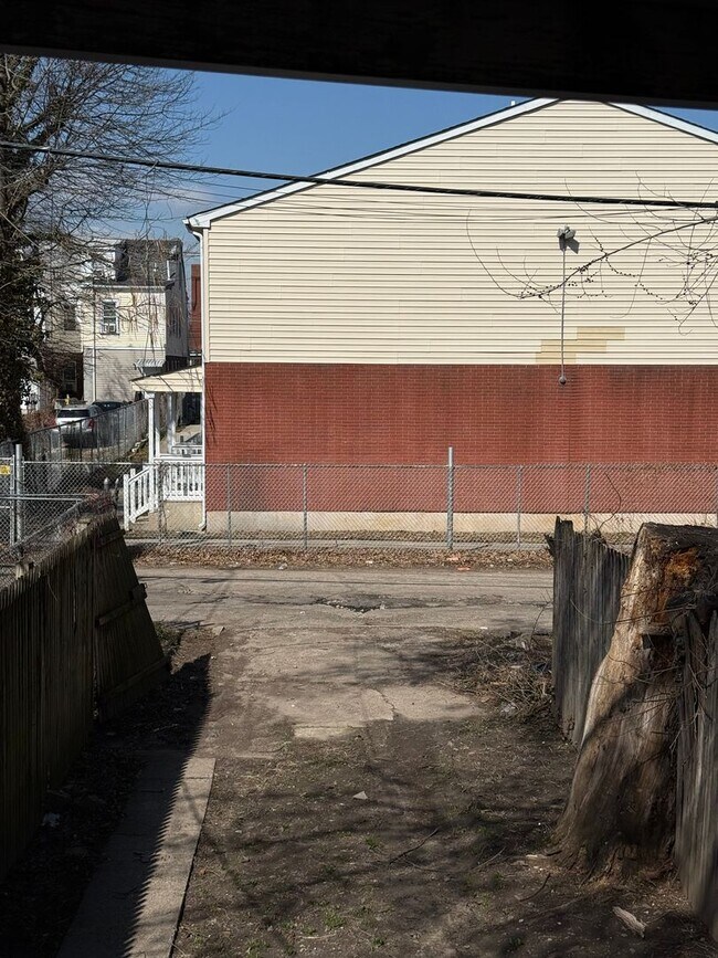Building Photo - 234 Walnut Ave