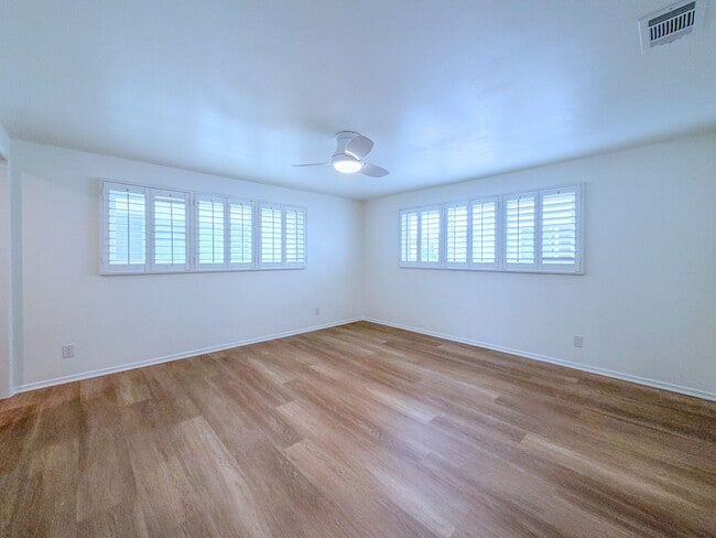 Building Photo - 3525 Sunset Ln