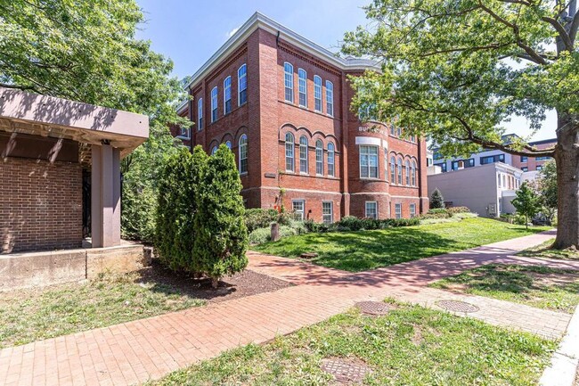 Building Photo - Stunning Capitol Hill One-Bedroom!