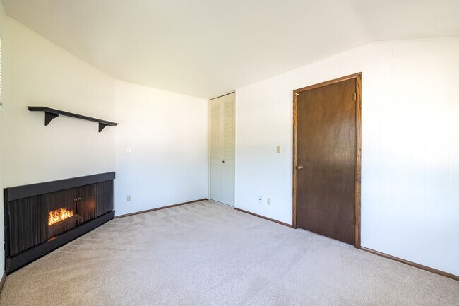 Building Photo - 2 Bedroom/1.5 Bathroom Upper available at our Cedar View Apartments