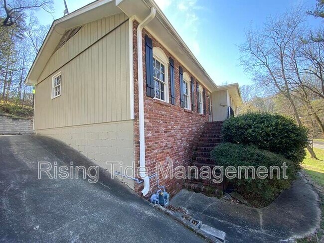 Building Photo - 1505 Pine Tree Dr