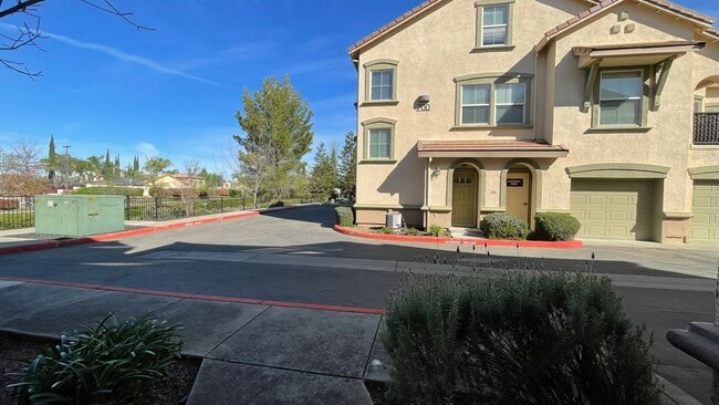 Building Photo - Vessona: Desirable Gated Community: 2bdrm 2bath with Loft!