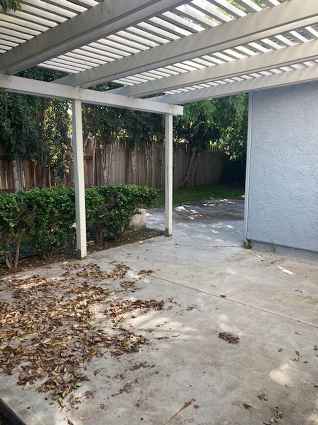 Building Photo - Great rental home opportunity on a cul-de-...