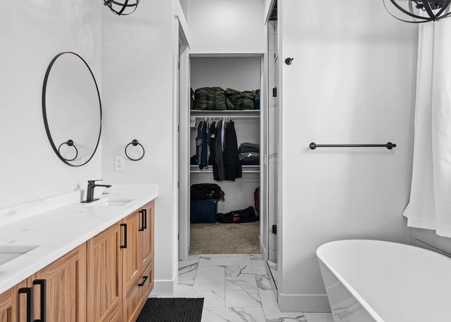 Building Photo - GORGEOUS Sandy Home!!!