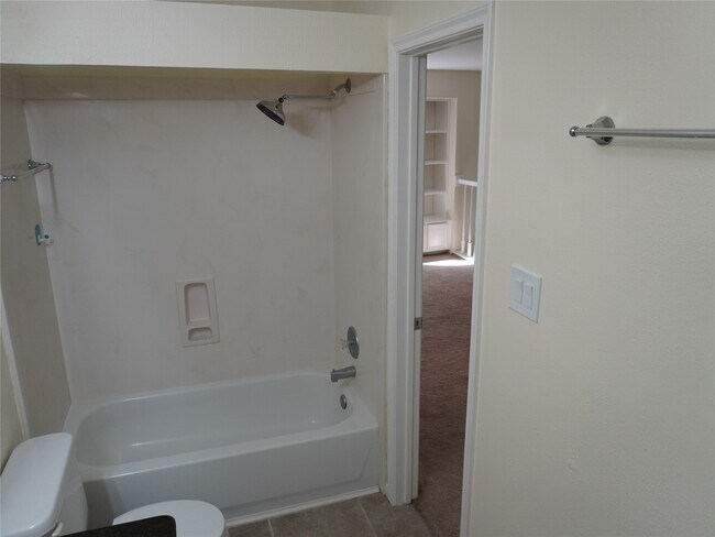 Building Photo - 31 N Lakeridge Cir