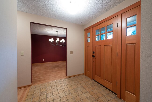 Building Photo - Amazing 4bed/2.5bath Home with Landscaping Included Located in Bellevue!