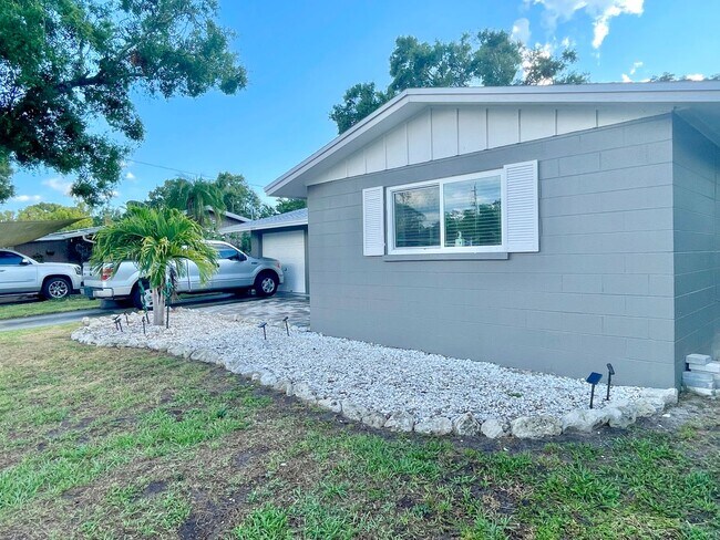 Building Photo - Newly Remodeled 3 Bedroom 2 Bathroom House...