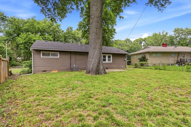 Building Photo - Don't Miss Out on This Charming 3 Bed, 1 Bath Home in South Kansas City!