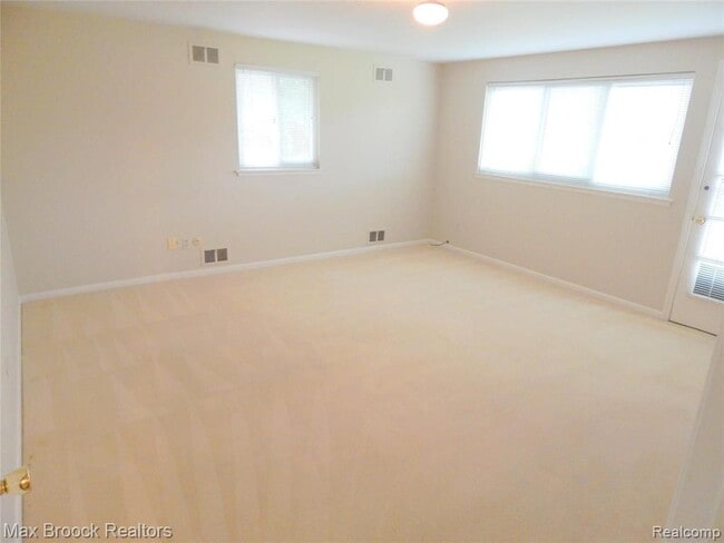 Building Photo - 116 E Hickory Grove Rd