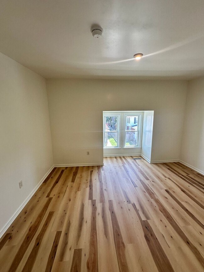 Building Photo - 1211 W Poplar St