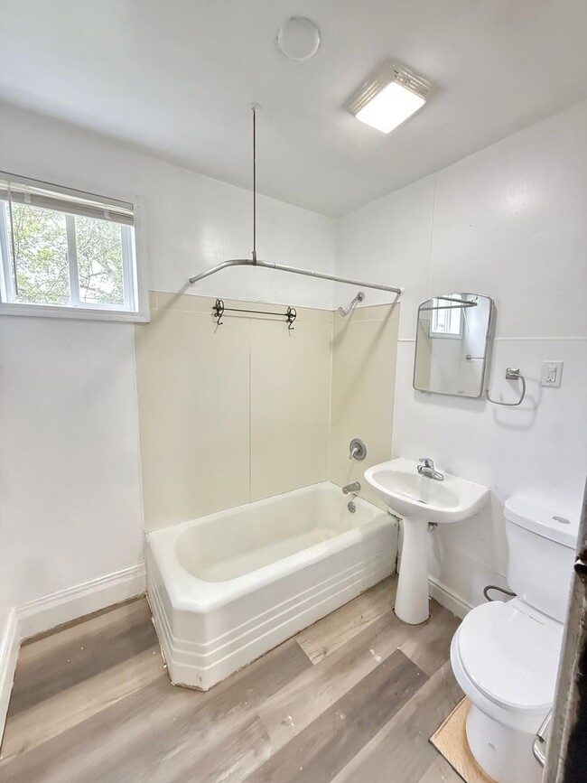 Building Photo - 4/2 Single Family Home | Hardwood Floors |...