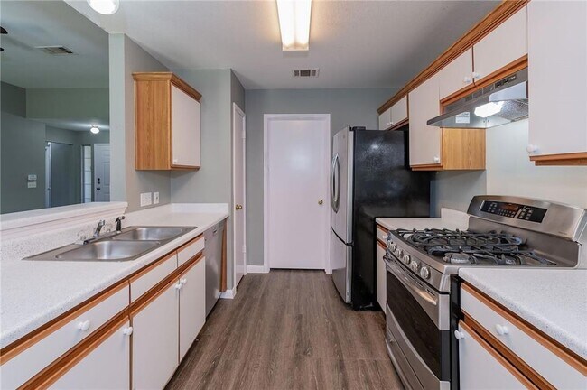 Building Photo - 1000 Honeysuckle Dr