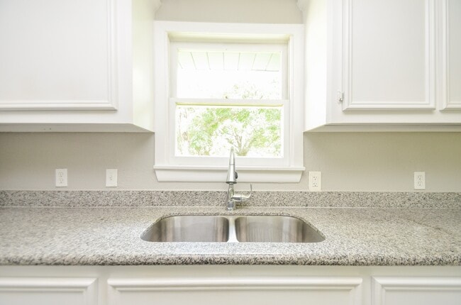 Building Photo - 206 Winkin Ave