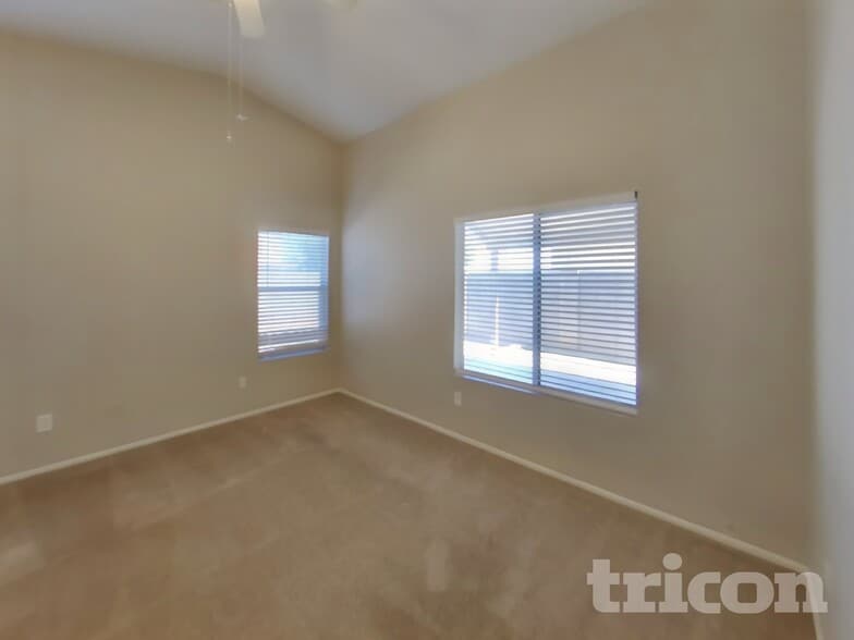 Building Photo - 10446 W Orange Dr