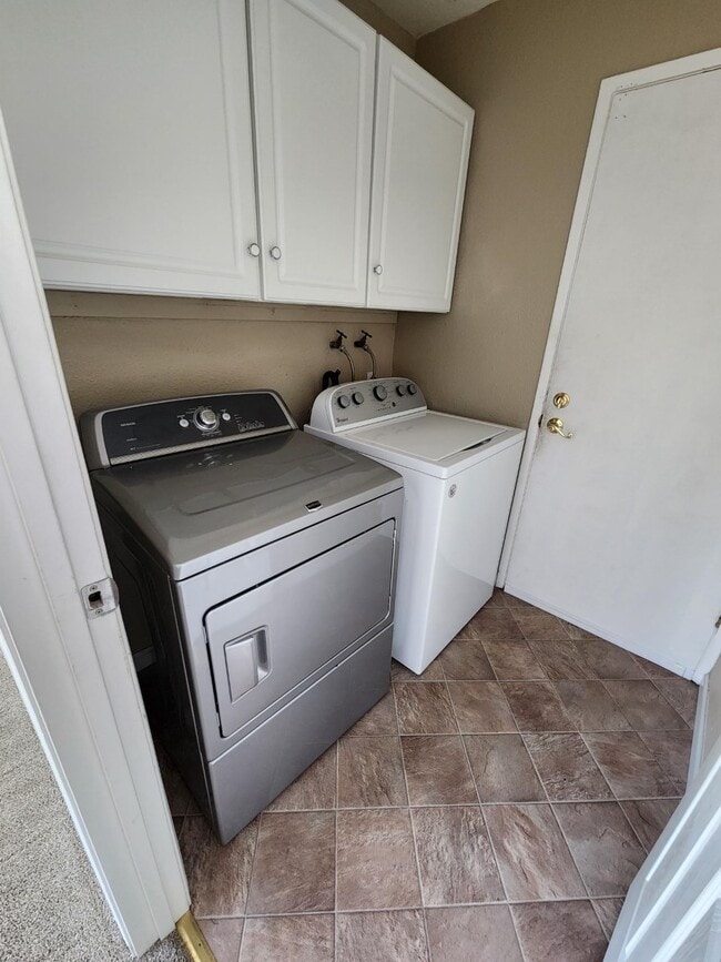 Building Photo - 735 Wedgewood Dr