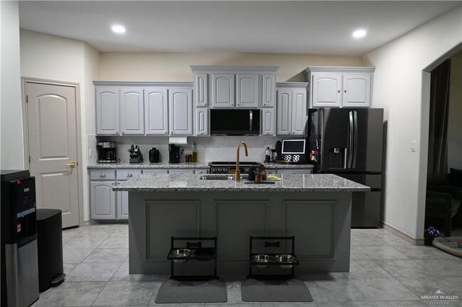 Building Photo - 6 N 26th Dr