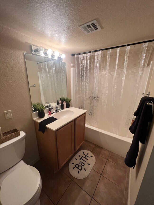 Guest Bath - 101 S Players Club Dr