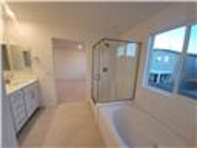 Building Photo - Beautiful 4 bedroom House