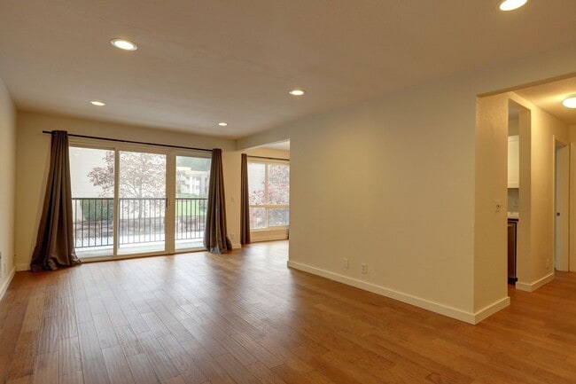 Building Photo - Prime Bellevue Location | 2 Bed Condo + Garage + Pool