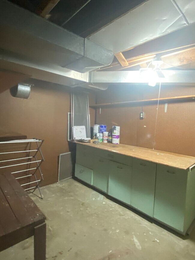 Building Photo - Audubon-Downriver Neighborhood 3+ bedroom, 1 bath corner lot with large, fenced yard