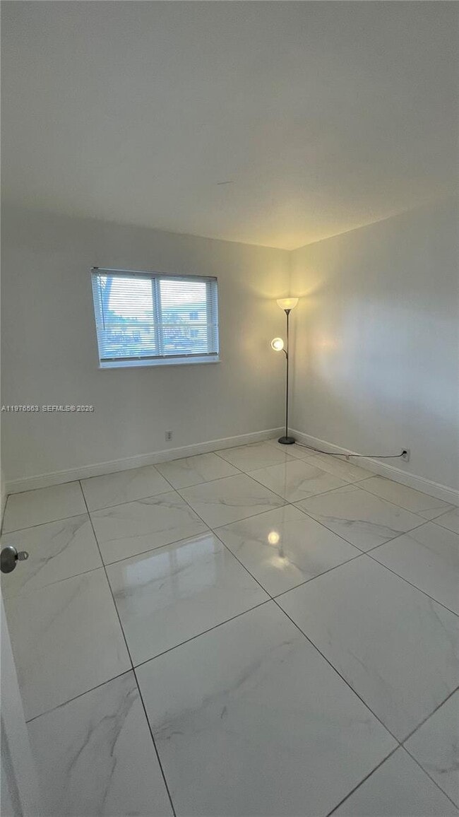 Building Photo - 840 Pine Dr