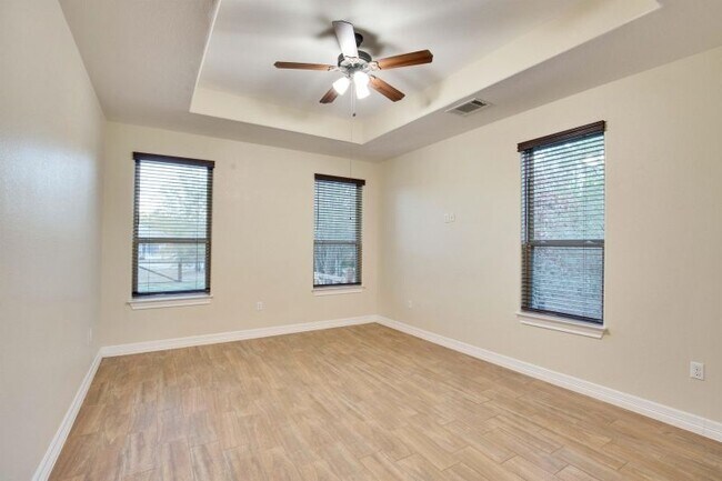 Building Photo - 118 N Buckhorn Dr