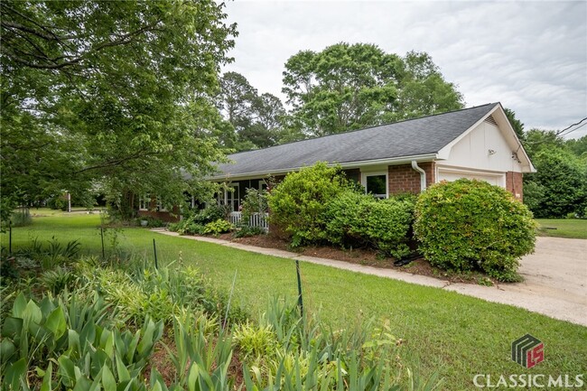 Building Photo - 1500 Crooked Creek Rd