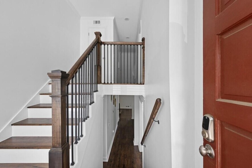 Building Photo - 1744 Woodcliff Pl NE