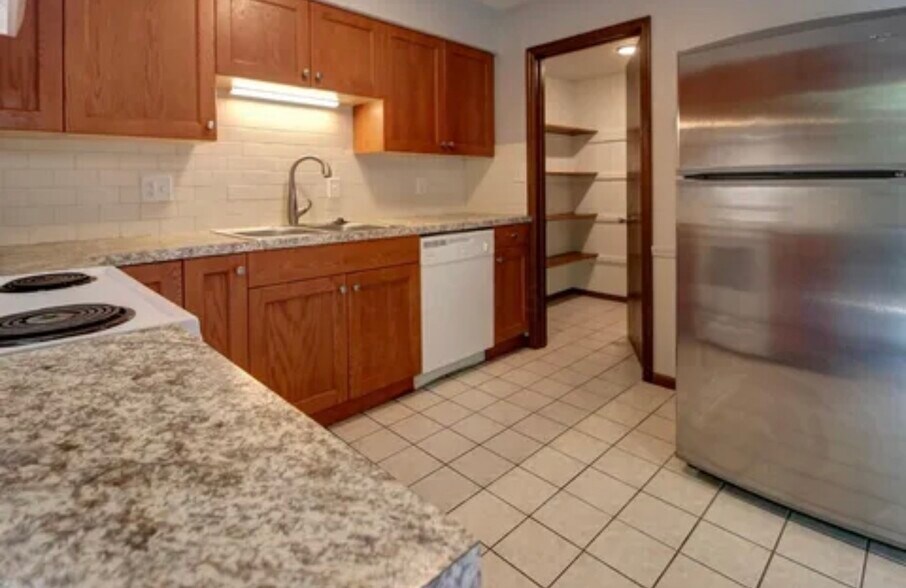 Kitchen + view of walk-in pantry - 8653 Refugee Rd