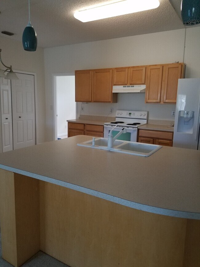 Building Photo - Newly carpeted  3 bedroom and 2 bath home ...