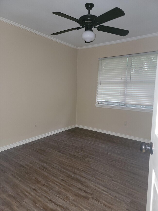 Building Photo - 10556 Rolling Pines Dr