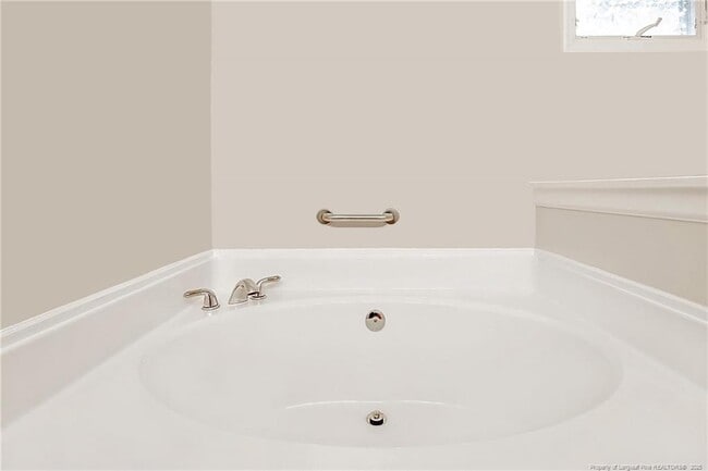 Building Photo - 789 Daphne Ln