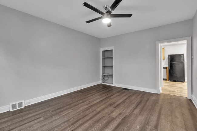 Building Photo - 105 Mariner St