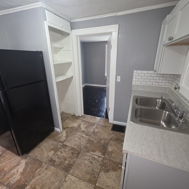 Building Photo - Cozy 3 bedrooms and 1 full bath home located on S Willow Ave in Independence, MO