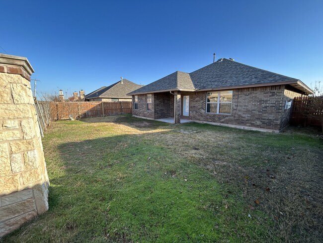 Building Photo - 2407 SW Edinburough Dr