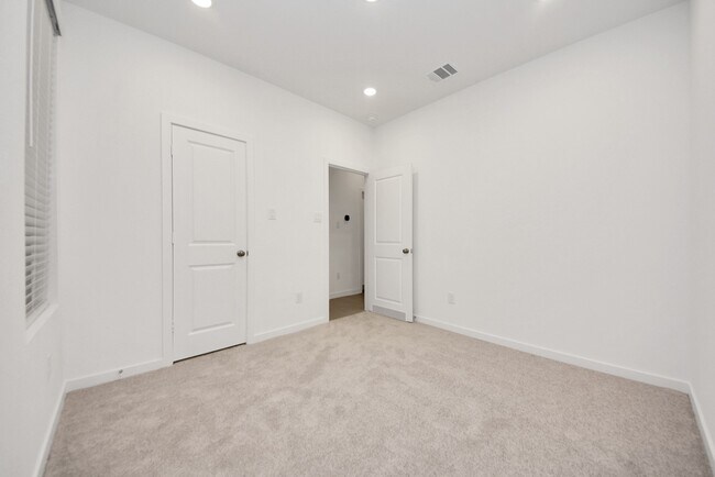 Building Photo - 904 Capracotta Dr