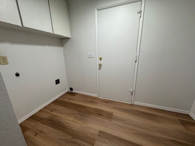 Building Photo - MOVE IN SPECIAL $500 OFF FIRST MONTHS RENT / NE Bend on large lot