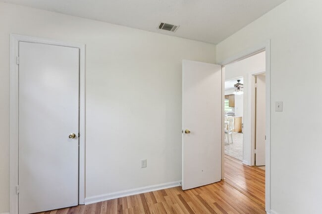 Building Photo - AVAILABLE NOW! (Pet Friendly)