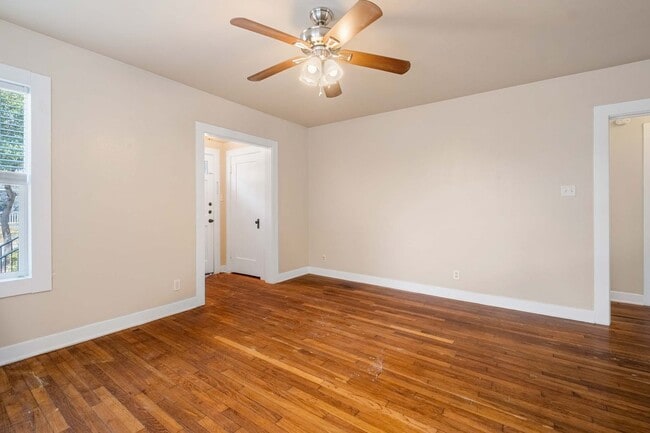 Building Photo - 937 E 52nd St