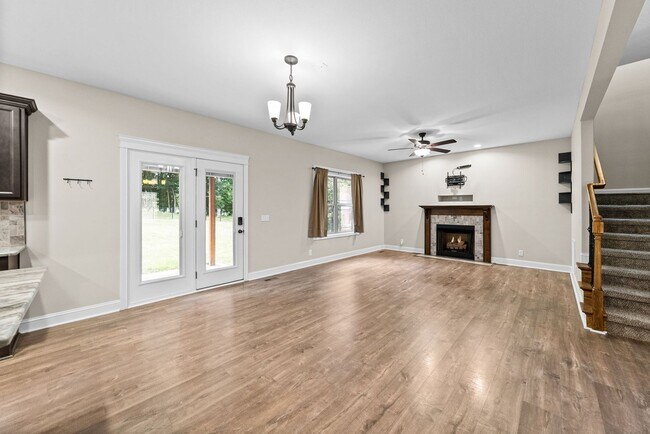 Building Photo - Pet Friendly Four Bedroom!