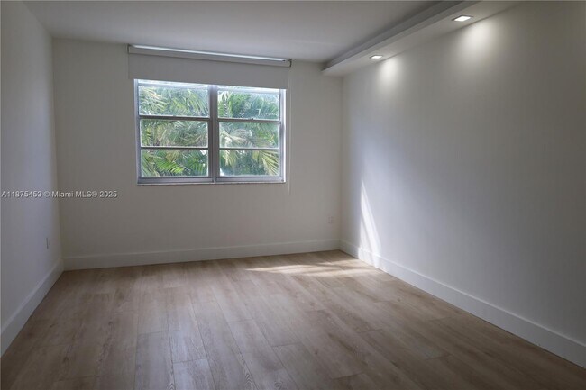 Building Photo - 500 Bayview Dr