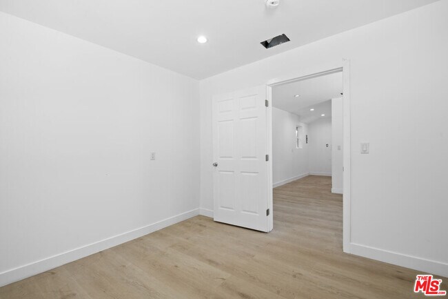 Building Photo - 934 S Mott St